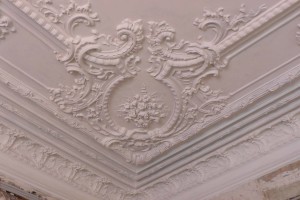 Гипсовые барельефы в современном интерьере