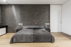 Классика и минимализм в оформлении спальни