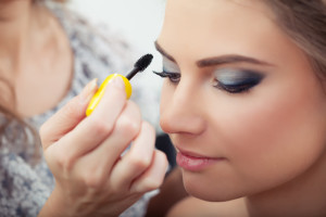 Как правильно наносить макияж в жару, какие косметические средства подойдут лучше