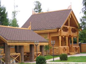 Подходящая крыша для дома из дерева