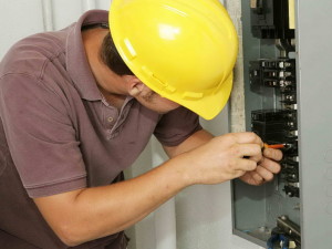 Какие работы делает электрик при ремонте