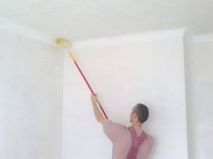 Покраска потолка при помощи гашеной извести