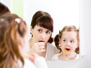 Учим ребенка чистить зубы