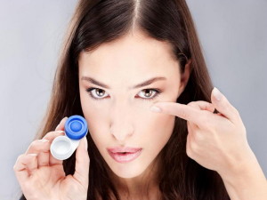 Обращение с контактными линзами Если Вы пользуетесь каплями для глаз, то закапывать их нужно при снятых линзах.