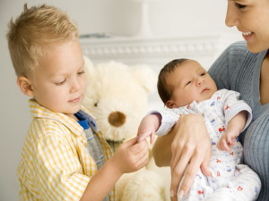 Как подготовить ребенка к рождению новорожденного?