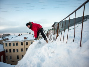 Очистка крыши от снега: что нужно о ней знать?