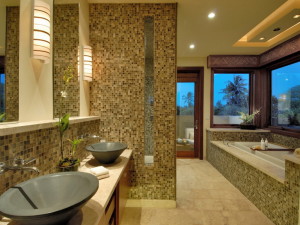 Отделка ванной с помощью стеклянной мозаики