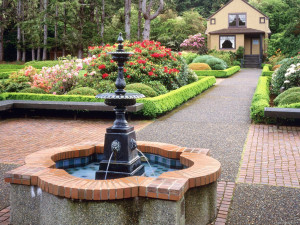 Декоративный фонтан дома или в саду.