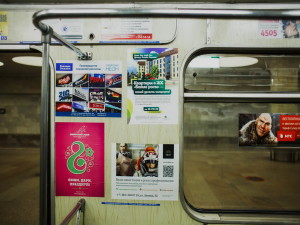 Реклама в метро, в вагонах, на путевых стенах