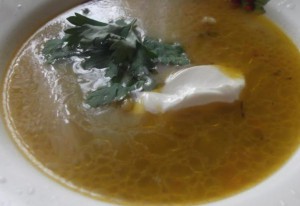 Рецепт сытного супа со сметанкой и солеными огурчиками по-польски