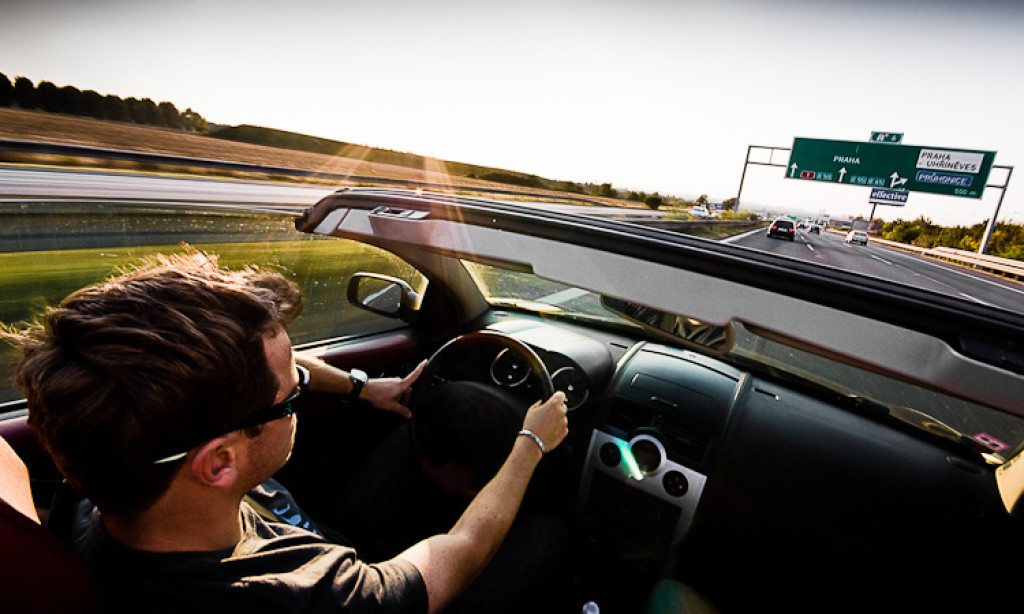 Ехать в машине с бывшей. Мужчина в кабриолете. Мужчина в дорогой машине. Парень за рулем. Путешествие на кабриолете.