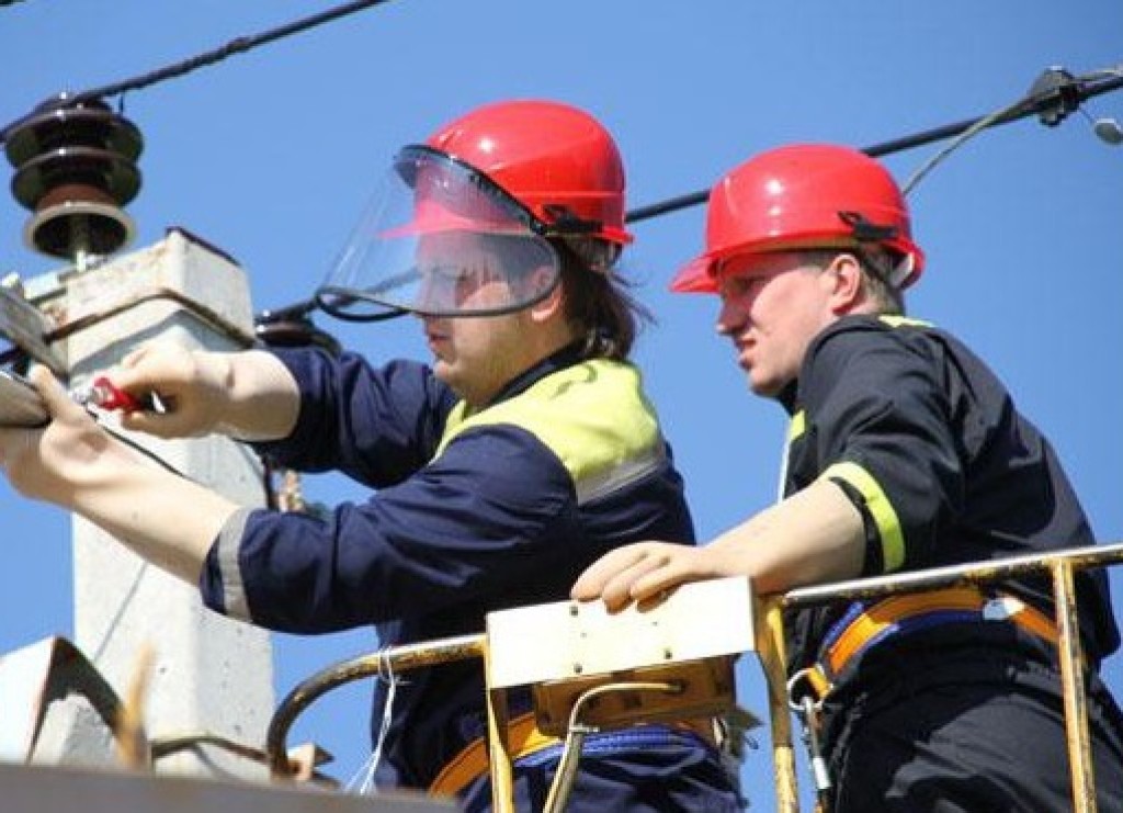 электросети выполняют. 110 кв подстанция россети кубань. разъединитель 110 киловольт. линейщик 110кв. высоковольтный разъединитель 110 кв.