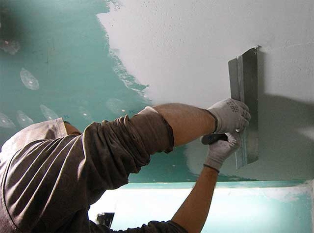 Шпаклевка покажите. Шпаклёвка стен под покраску. Шпатлевка потолка. Шпатлевание поверхности. Шпаклевка потолка.