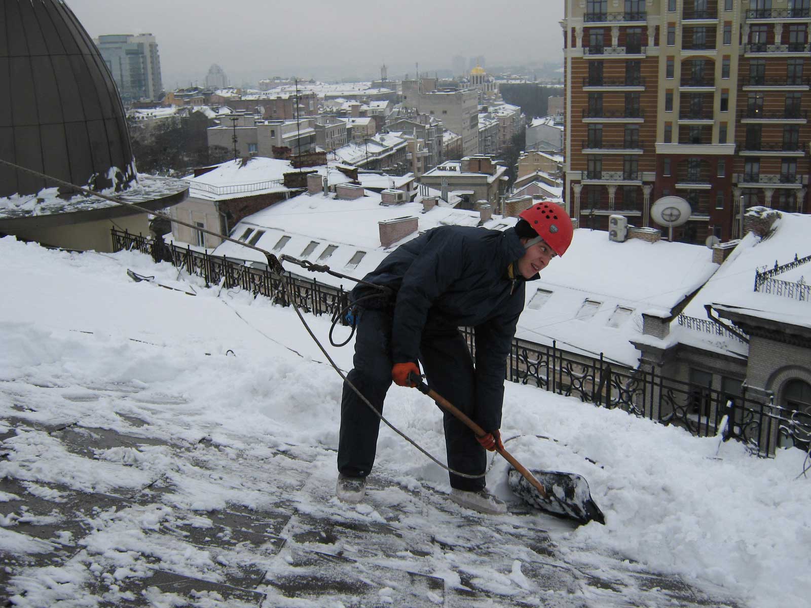 Уборка снега с крыш - опасная работа!
