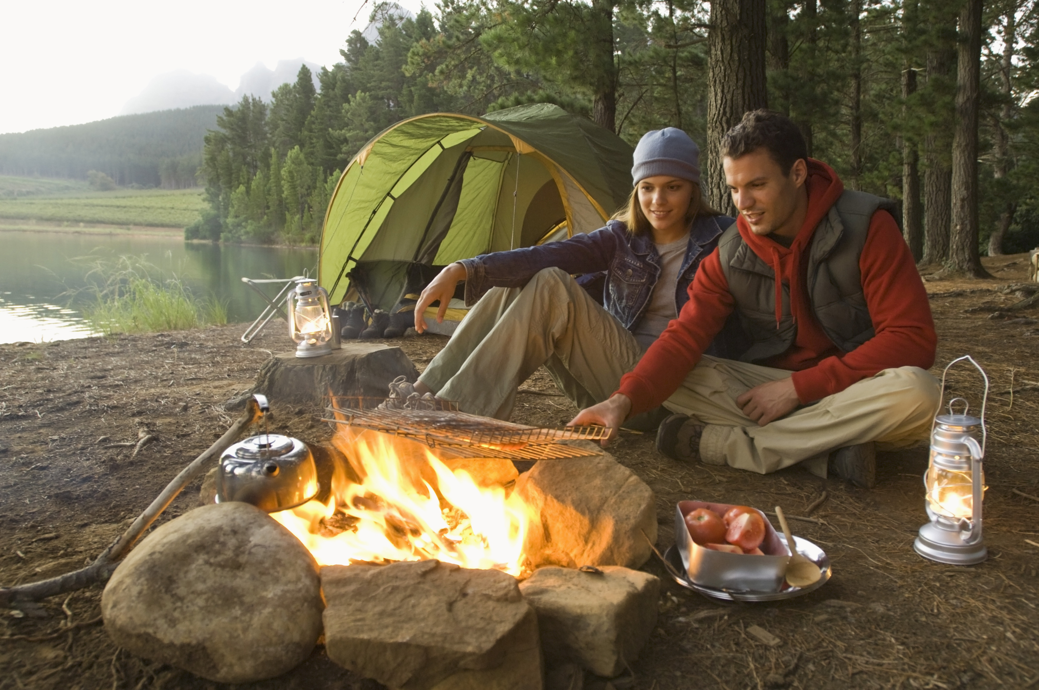 Camping men. Истринское водохранилище кемпинг. Поход с палатками. Туризм с палатками. Палатка турист.