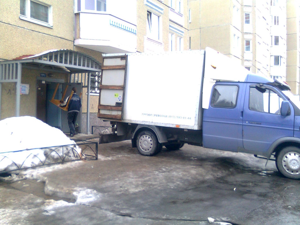 Грузчик на фоне газели
