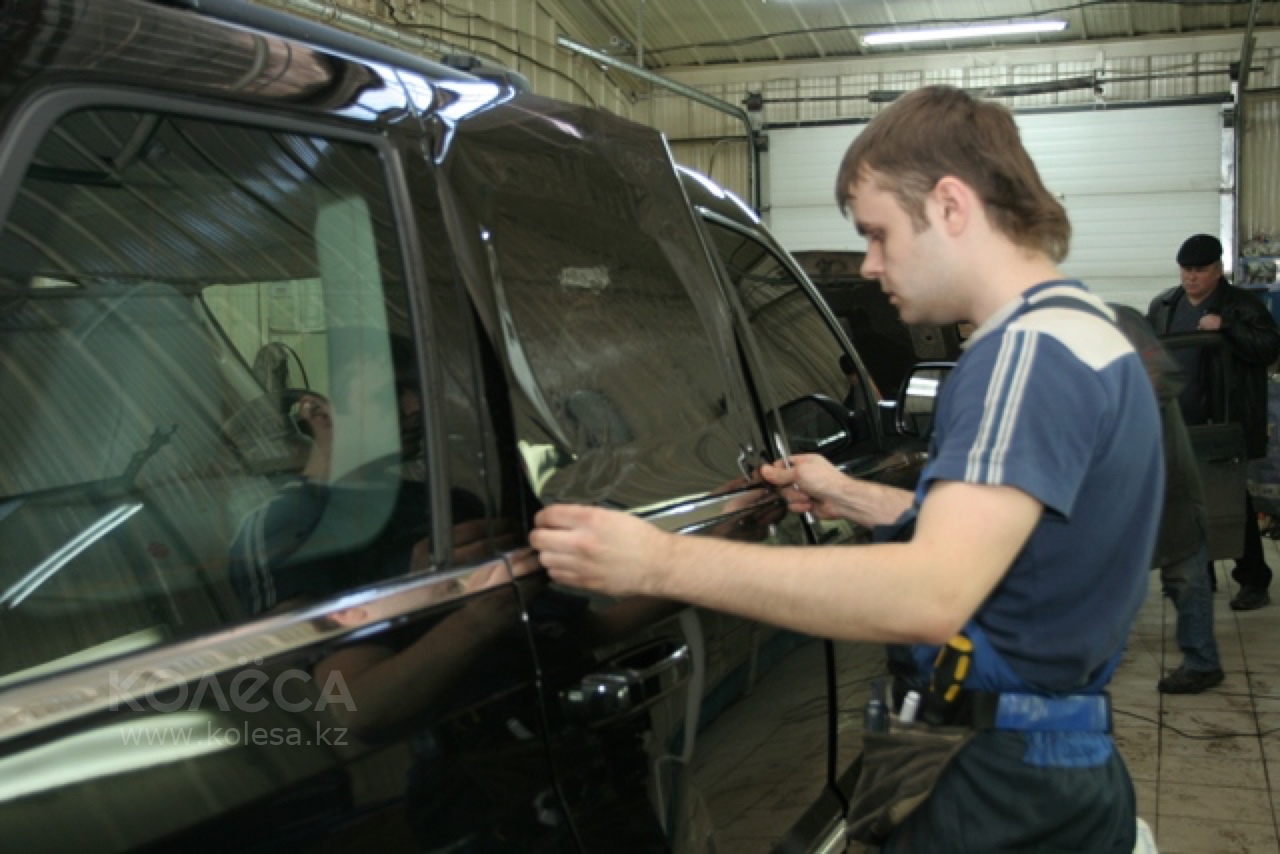 Тонировка стекол автомобиля в домашних условиях. Тонирование стекол. Тонировка авто. Тонировщик автомобилей. Затонировать машину своими руками.