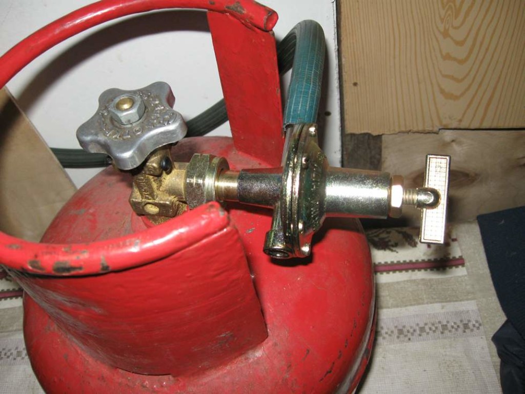 Газовый баллон присоединение. Редуктор пропановый лягушка. Редуктор газ балон для газового баллона. Подключение редуктора к баллону. Газовый редуктор gok m50-v/sbs.